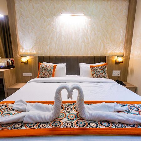 Hotel Golden Petals พาราณสี ภายนอก รูปภาพ
