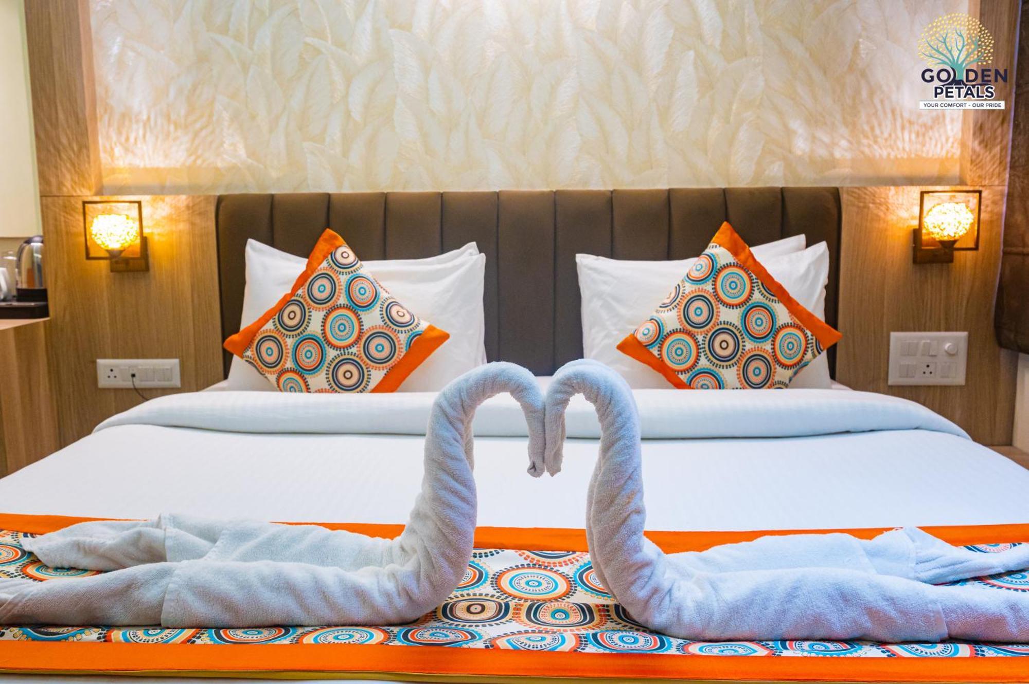 Hotel Golden Petals พาราณสี ภายนอก รูปภาพ