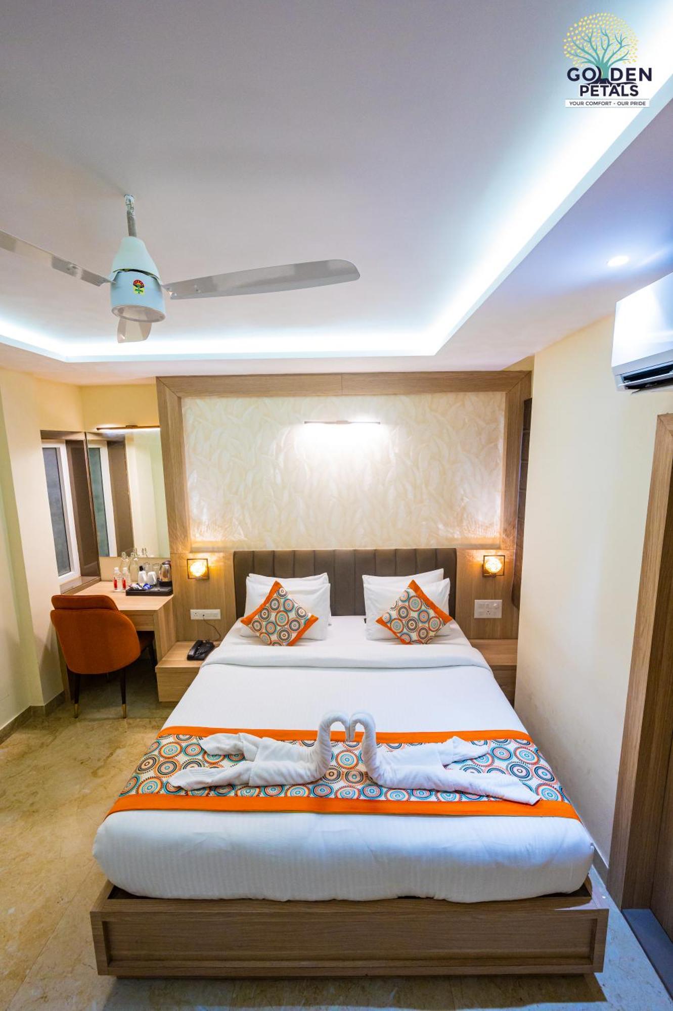 Hotel Golden Petals พาราณสี ภายนอก รูปภาพ
