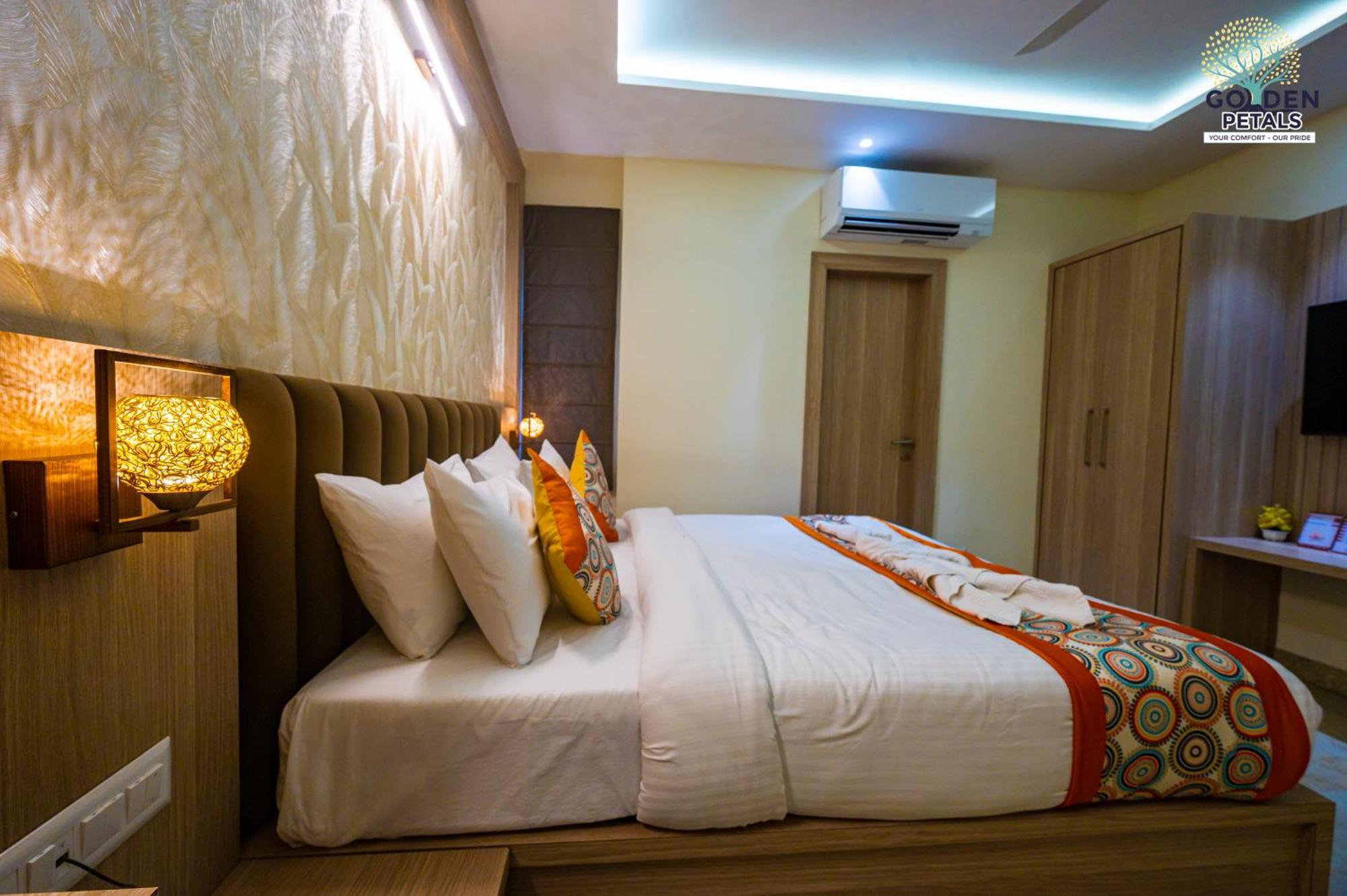 Hotel Golden Petals พาราณสี ภายนอก รูปภาพ