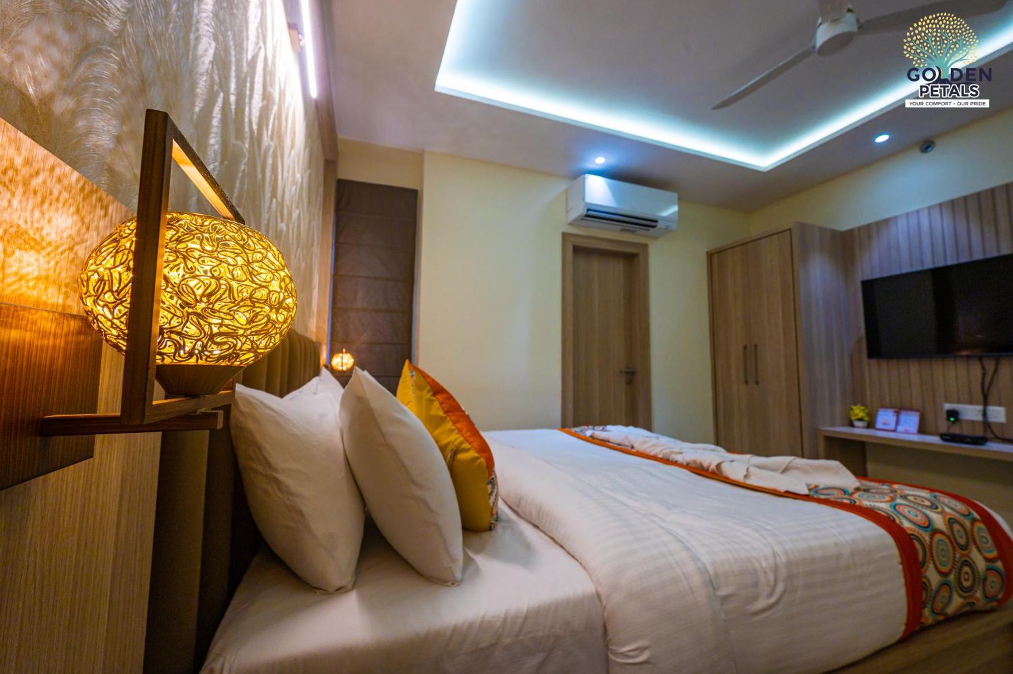 Hotel Golden Petals พาราณสี ภายนอก รูปภาพ