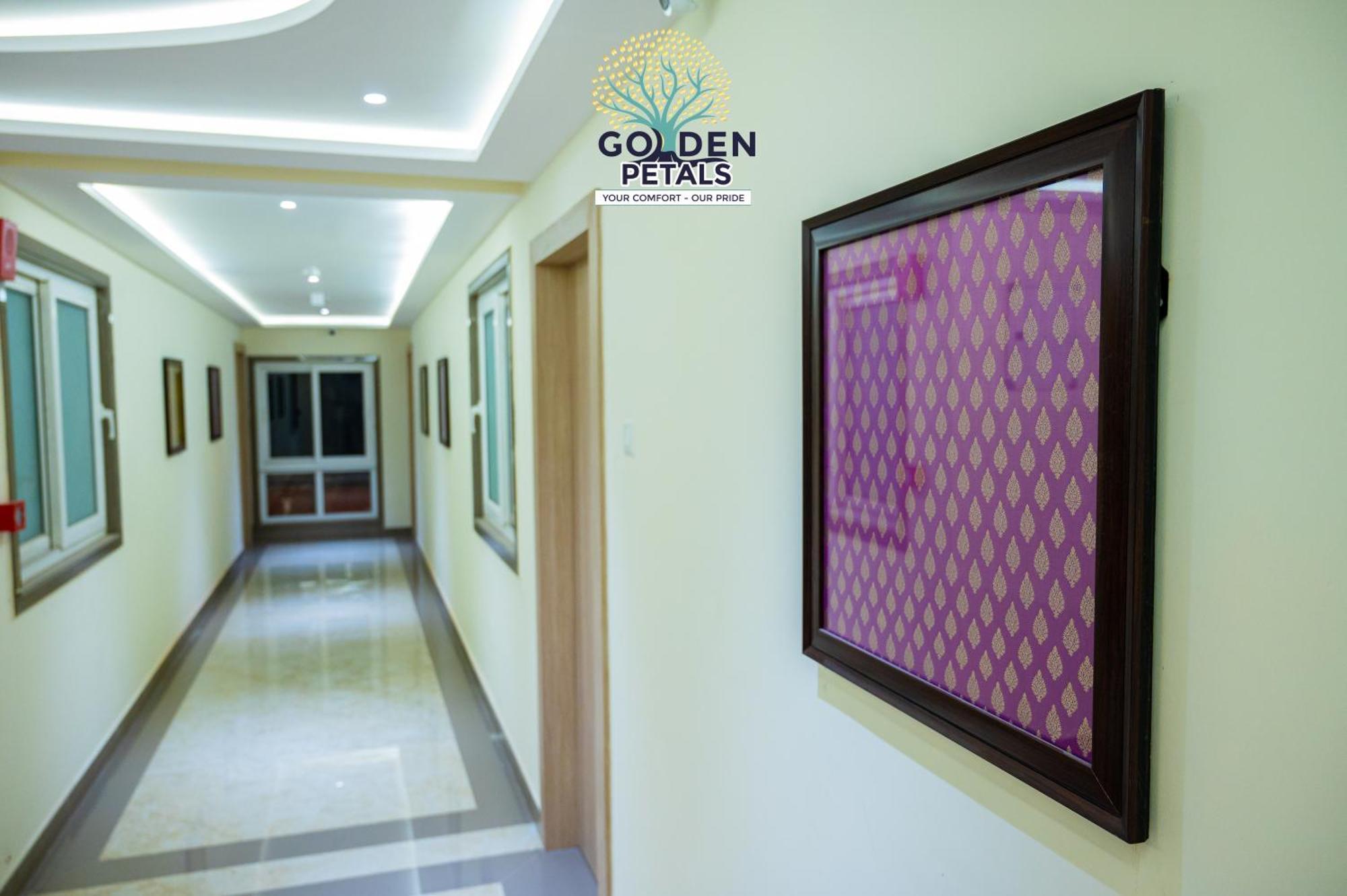 Hotel Golden Petals พาราณสี ภายนอก รูปภาพ