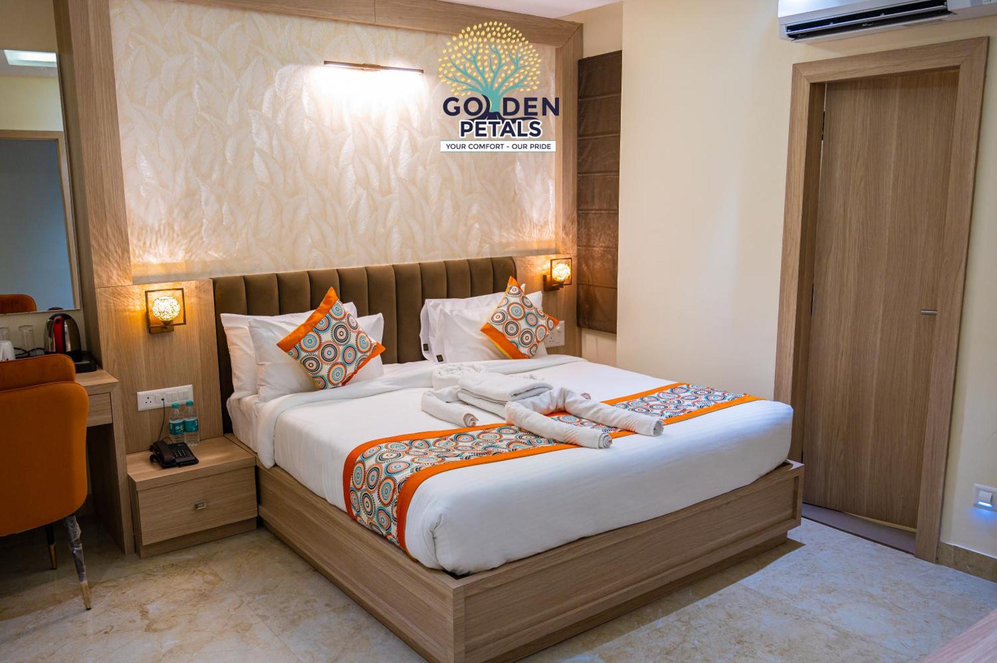 Hotel Golden Petals พาราณสี ภายนอก รูปภาพ
