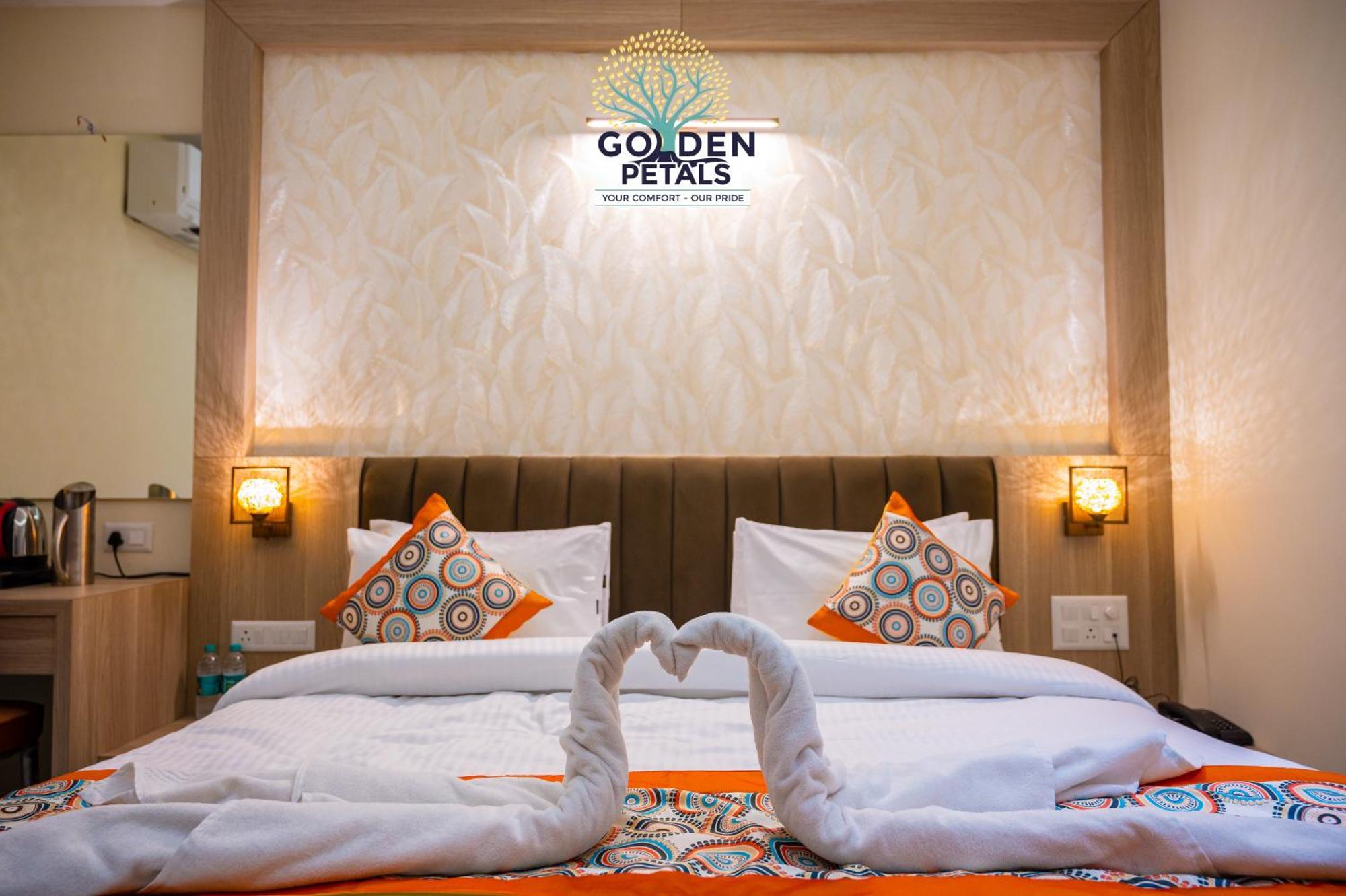 Hotel Golden Petals พาราณสี ภายนอก รูปภาพ